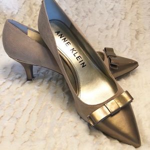 NWOT Anne Klein Tan/Gold Kitten Suede Heels Sz 8.5